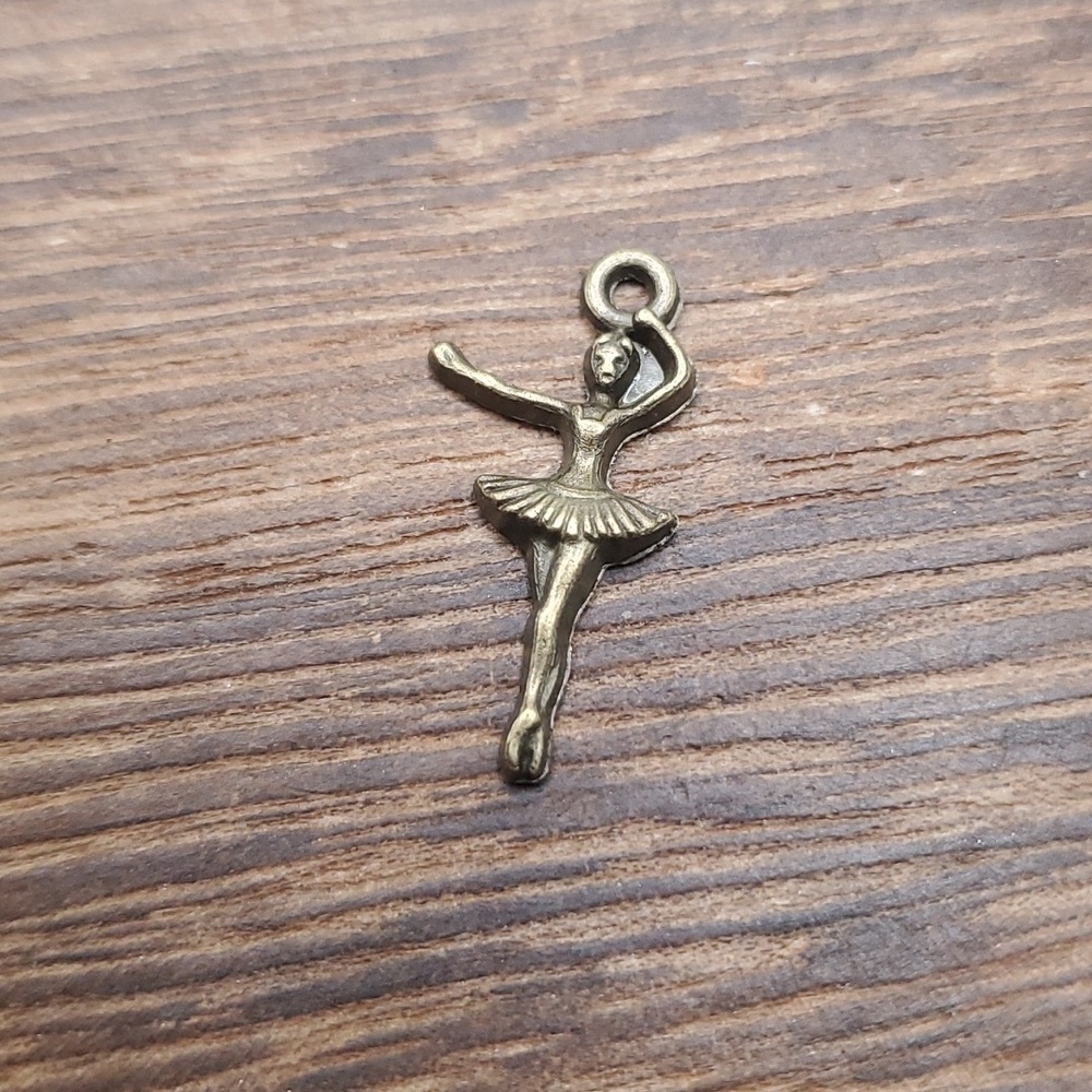 ballerina bronze charm ‎P110